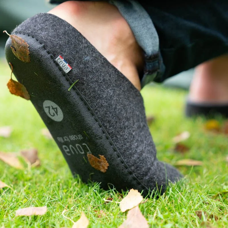Slipper koksgrå herre, med såle som tåler vann